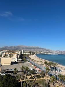 阿尔比尔Terraza Albir的享有海滩和大海的景色