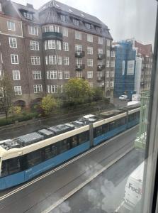 哥德堡Luxury Apartment In City Centre的城市中拥有建筑物的轨道上的火车