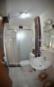 伊斯坦布尔帕多瓦酒店的一间带卫生间和水槽的浴室