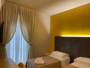 维亚雷焦卢卡斯酒店的酒店客房设有两张床和窗户。