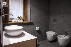阿兰尼亚·瓦尔塞西娅百特罗莎公寓的浴室配有白色水槽和卫生间。