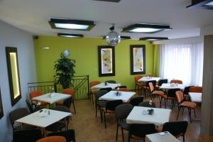 米泽德沃兹OWR Grażyna的用餐室设有桌椅和绿色的墙壁