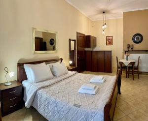 卡托劳塔翁罗登旅馆的一间卧室配有一张床,上面有两条毛巾