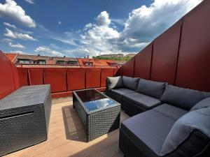 哥德堡Luxury Apartment With Private Terrace的阳台配有沙发和屋顶桌子。