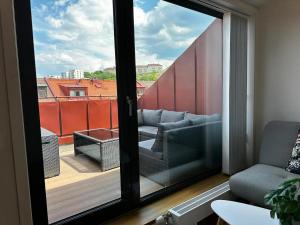 哥德堡Luxury Apartment With Private Terrace的带阳台的客厅
