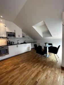 哥德堡Luxury Apartment With Private Terrace的厨房以及带桌椅的用餐室。