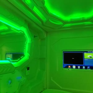伦敦Cosmos capsule coworking London的绿色的客房设有电脑显示器和绿色的天花板