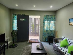 Cozy 1-bedroom apartment in Frequente, St. George的带沙发和门的客厅