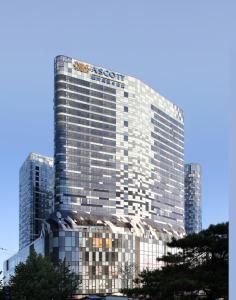 北京北京雅诗阁来福士中心服务公寓的一座高大的建筑,有很多窗户