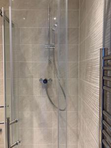 CarshaltonAnnex D. One Bedroom flat in south London的带淋浴的浴室和玻璃门