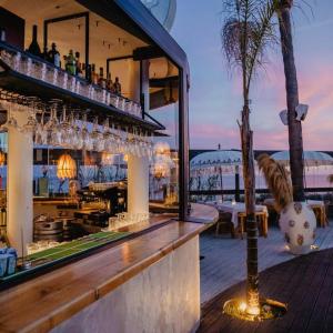 楼尔Stunning 3 bed Villa in Vale do Lobo with Resort Membership 3 mins From Beach and Golf的海景甲板上的酒吧