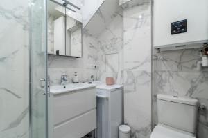 里尔Lille Centre - Nice cozy and functional ap的白色的浴室设有水槽和卫生间。