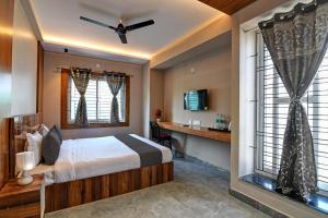 KhandagiriOYO Flagship Welcome Premium的卧室配有一张床、一张书桌和窗户。