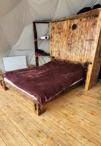 古多里Gudauri Glamping的帐篷内一间卧室,配有一张床