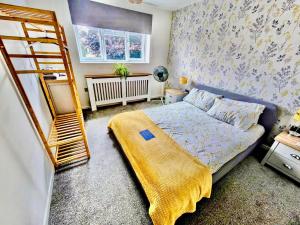 莱明斯特Leominster Stay, 3BR, Sleeps 6, Garden, Parking的一间卧室设有一张床和梯子