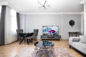 伊斯坦布尔PANGALTI 2的带沙发和电视的客厅