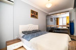 伊斯坦布尔PANGALTI 2的卧室配有白色的床和镜子