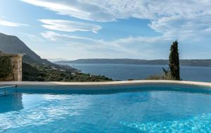干尼亚Your-Villa, Villas in Crete的享有水景的游泳池