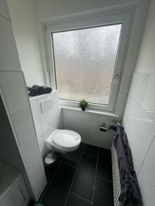 黑尔滕Wohnglück 2的一间带卫生间和窗户的小浴室