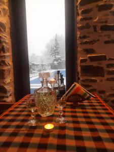 梅尔尼克Хотел Макензен的桌子,带玻璃杯和花瓶,窗户