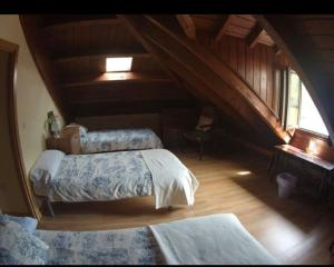 TrabadeloCamino y Leyenda的阁楼上的卧室配有两张床