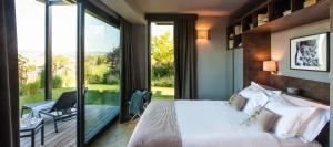 拉莫拉阿伯里瑞雷酒店的一间卧室设有一张大床和一个大窗户