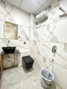 拉杰果德Hotel Royal Elite的一间带水槽、卫生间和镜子的浴室