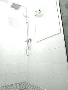 特鲁希略Apartamento Cuzco的带淋浴的浴室和玻璃门