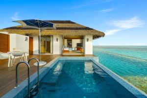 MaamutaaPullman Maldives All-Inclusive Resort的海洋中带游泳池的别墅