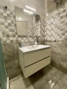 TarxienTargura Lodging的一间带水槽和镜子的浴室