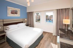 赫尔格达Swiss Inn Resort Hurghada的一间设有大床和窗户的酒店客房