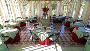Courcelles-sur-Vesle科赛尔城堡酒店的一间设有桌椅的用餐室,位于带窗户的房间内