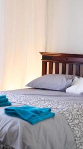 内罗毕3 Bedroom at Nyayo Gate D Estate Embakasi的一张带两张蓝色毛巾的床