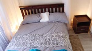 内罗毕3 Bedroom at Nyayo Gate D Estate Embakasi的一张带木制床头板的床和两个枕头