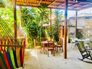 莫约加尔帕Casa de Gio的庭院配有桌椅和树木
