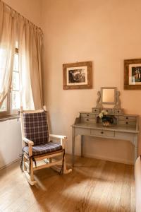 丘西博尔戈多齐亚诺度假屋的客房设有书桌、椅子和桌子。