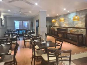 拉里奥哈Libertador Hotel的餐厅内带桌椅的用餐室