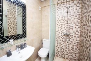 马拉喀什Appartement Cosy Marrakech Centre GUELIZ的浴室配有卫生间、盥洗盆和淋浴。