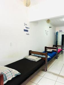 伊塔卡雷adriana hostel的一间客房内配有两张床的房间