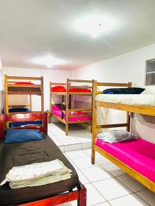 伊塔卡雷adriana hostel的一间客房内设有四张双层床的房间