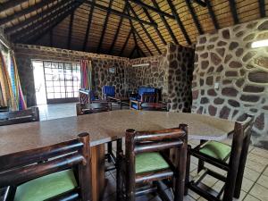KareefonteinMoletani Game Ranch的一间带大桌子和椅子的用餐室