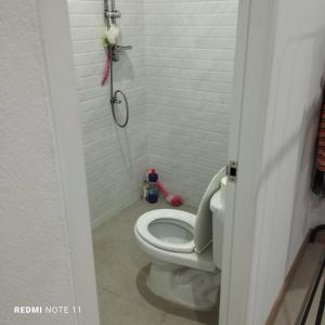 北碧Bann Sukjai的浴室设有卫生间,旁边设有娃娃