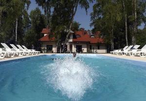 梅尔诺Bajkowy Las的一座房子前面带喷泉的游泳池