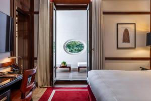 米兰Portrait Milano - Lungarno Collection的酒店客房设有床和窗户。