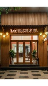 胡志明市Lantern Hotel的酒店入口处设有读灯标志