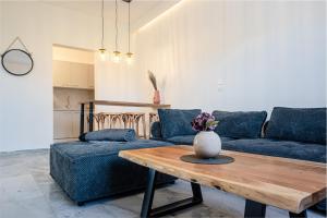 Nea Cryssi AktiNoho Villas @ Sunlit house Paros的客厅配有沙发和桌子