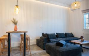 Nea Cryssi AktiNoho Villas @ Sunlit house Paros的客厅配有蓝色的沙发和桌子