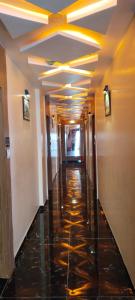 艾哈迈达巴德Hotel Primeland villa Gota的走廊,带灯厅的酒店走廊