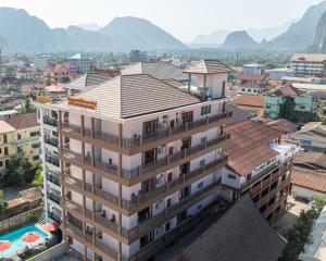 万荣Vangvieng Sisavang Mountain View Hotel的山地建筑的顶部景色