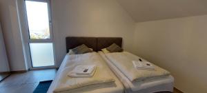 卡伦博恩卡勒博内霍赫酒店的小卧室配有两张带毛巾的床